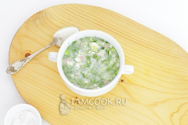 Заправляем окрошку водой и уксусом