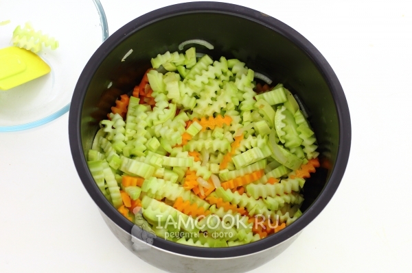 Положить кабачки