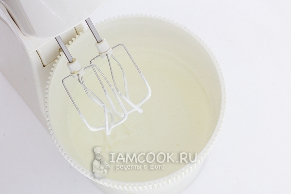 Взбить сливки с сахаром