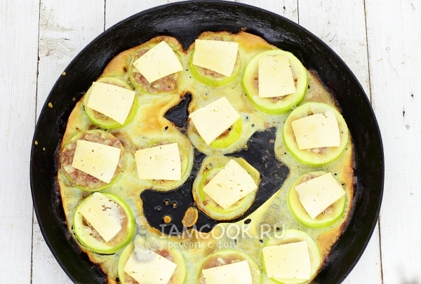 Положить кусочки сыра