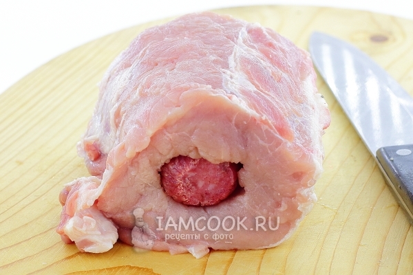 Завернуть колбасу в мясо