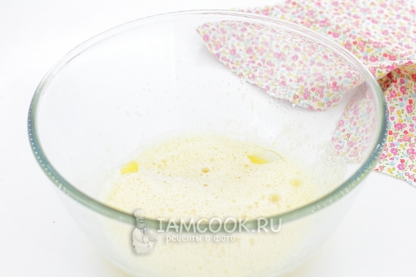 Влить масло и молоко