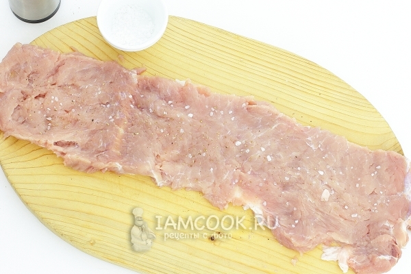 Посыпать солью и перцем