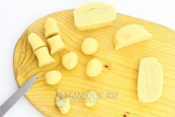 Скатать из теста шарики