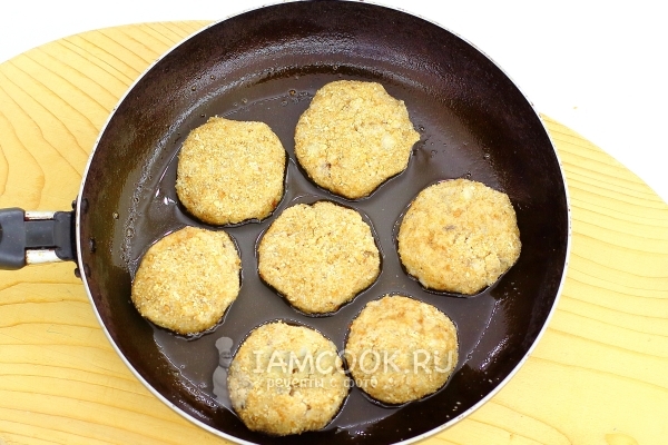 Пожарить котлеты