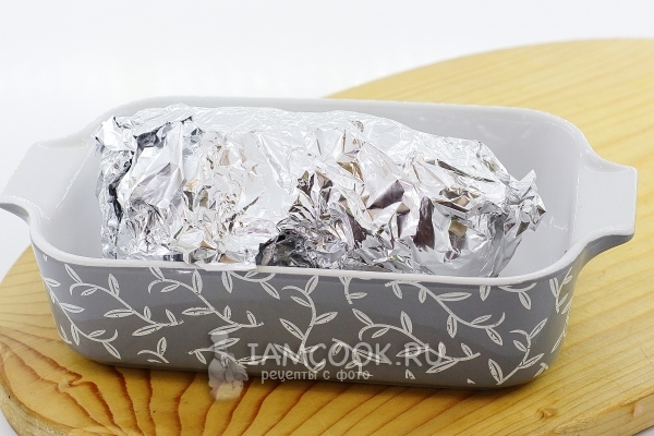Завернуть мясо в фольгу