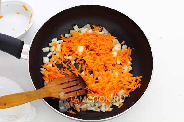 Обжарить лук с морковью