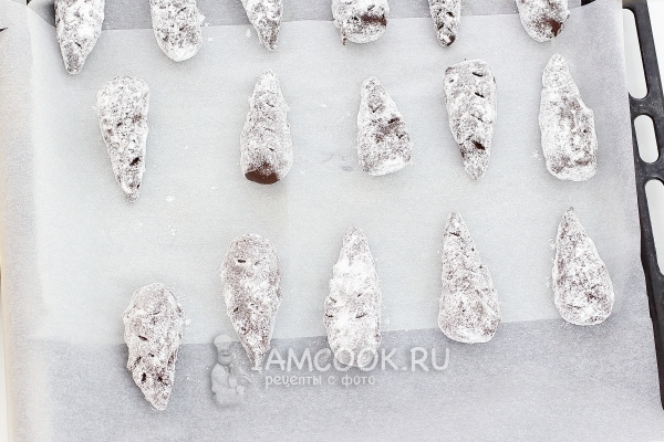 Положить шишки на противень