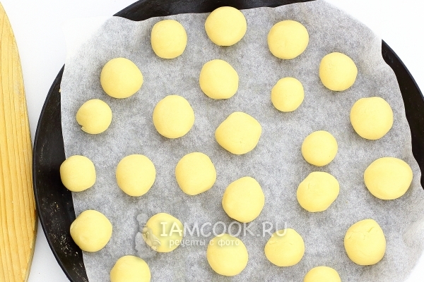 Выложить шарики из теста на противень