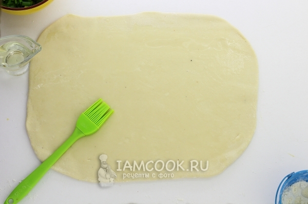 Смазать тесто маслом