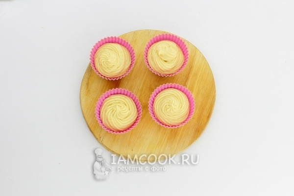 Наполнить формочки тестом