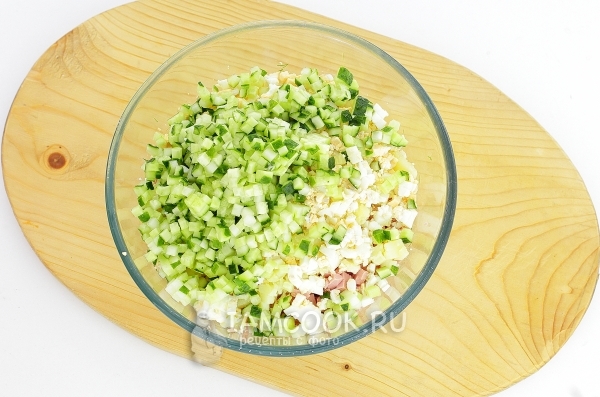 Измельчаем огурцы