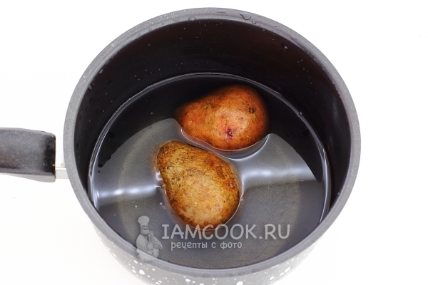 Положить картофель в воду