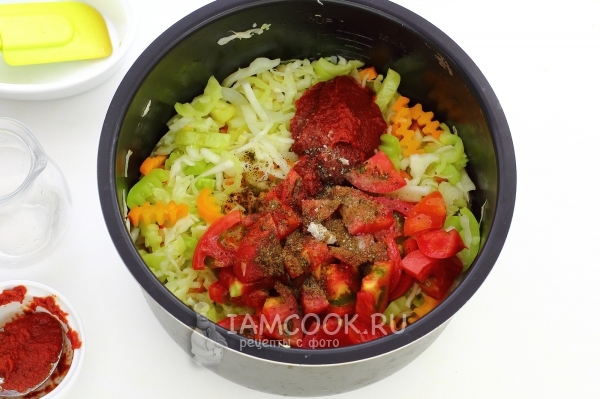 Добавить помидоры, специи и томатную пасту