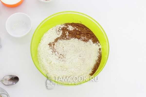 Соединить муку, какао и сахар