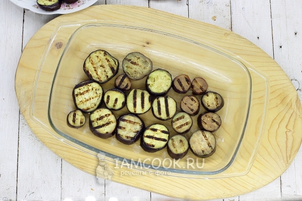 Выложить баклажаны в форму