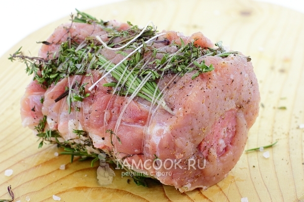 Положить на мясо травы