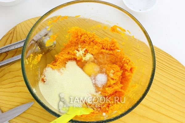 Добавить манку, яйцо, чеснок и соль