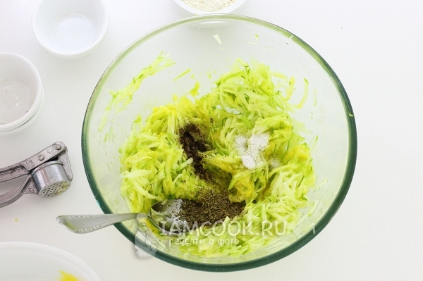 Всыпать соль и специи