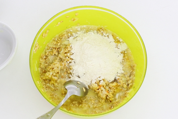 Всыпать муку