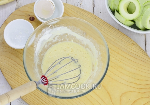 Взбить яйцо с молоком и мукой