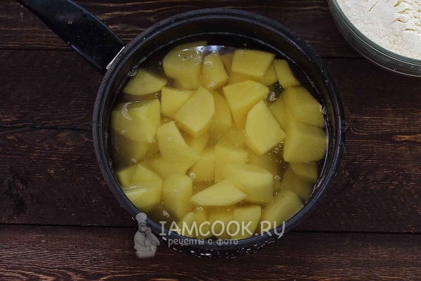 Положить картофель в воду