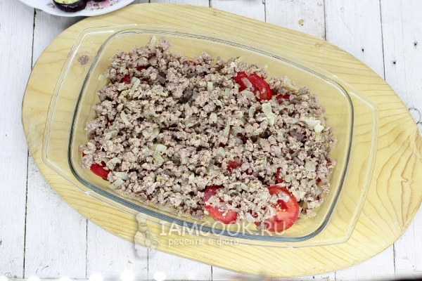 Выложить слой фарша с луком