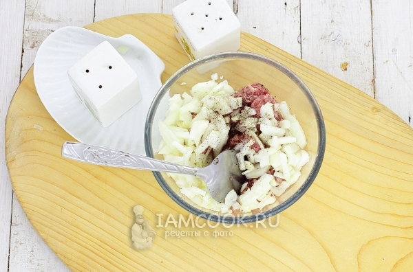 Соединить фарш с луком, чесноком и солью с перцем