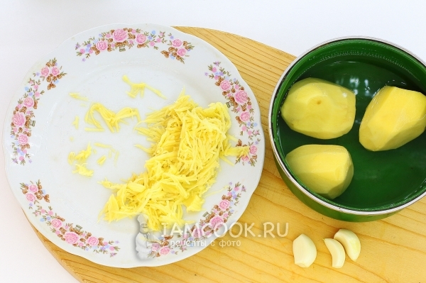 Натереть картофель на терке
