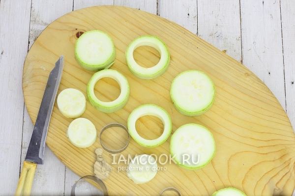 Вырезать из баклажана серединку