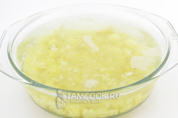 Положить лук в суп