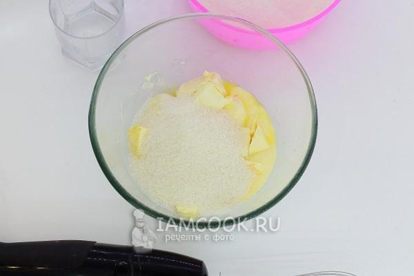 Соединить масло с сахаром