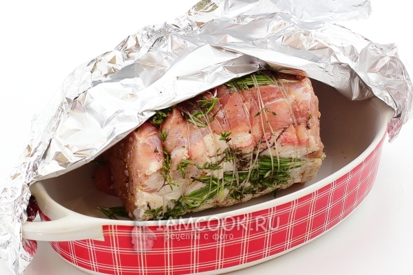 Накрыть форму с мясом фольгой