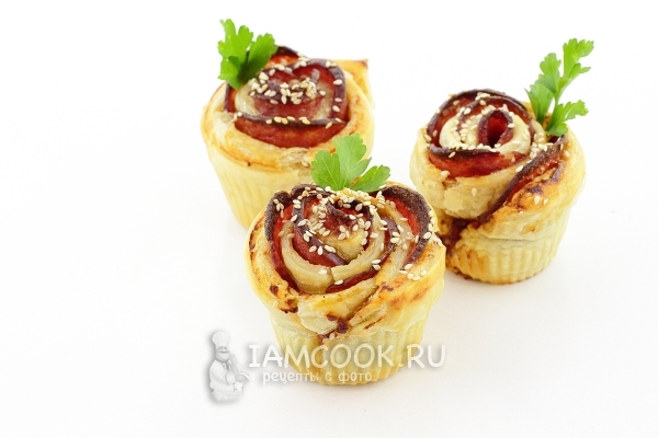 Рецепт розочек из слоеного теста с колбасой