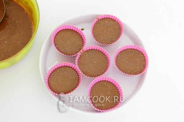 Перелить тесто в формочки