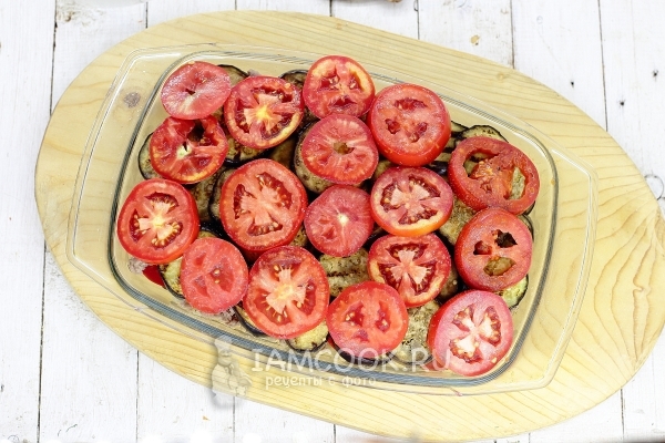 Выложить слой баклажанов и помидоров