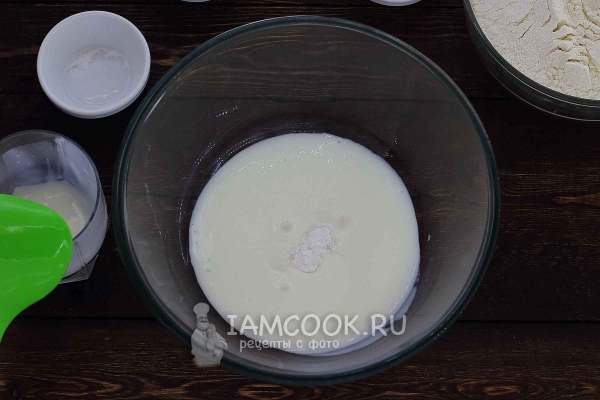 Всыпать в кефир соду