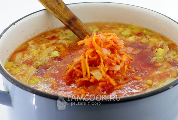 Положить зажарку в суп