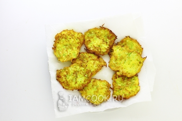 Готовые кабачковые оладьи на салфетке, удаляем лишний жир