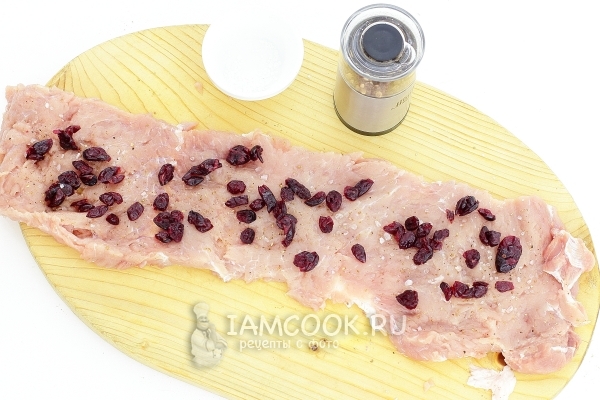 Выложить на мясо ягоды