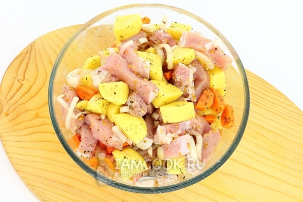 Соединить овощи с мясом