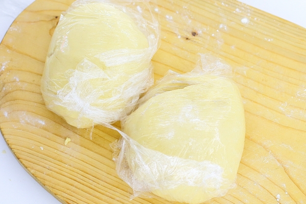 Завернуть тесто в пленку