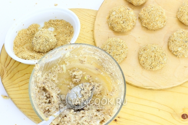 Обвалять котлеты в сухарях