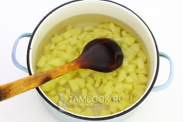 Положить в воду картофель