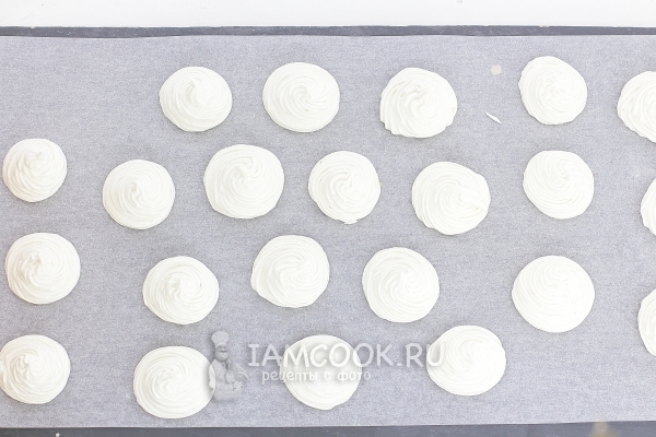 Выложить зефирную массу на противень