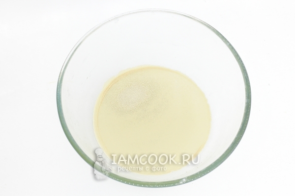 Всыпать в теплую воду дрожжи и сахар