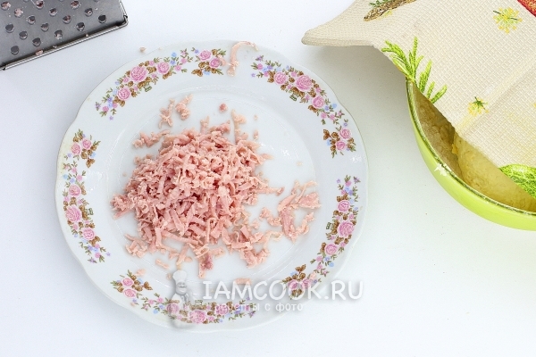 Натереть на терке ветчину