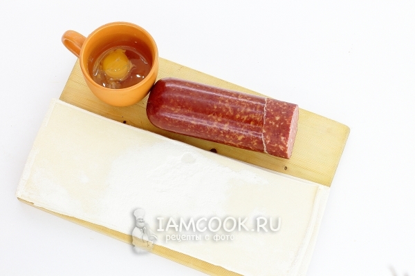 Ингредиенты для розочек из слоеного теста с колбасой