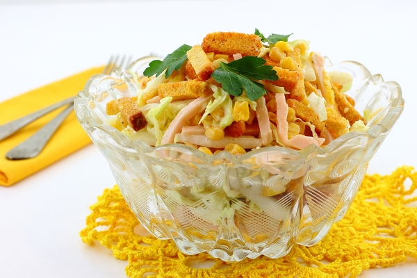 Фото салата с сухариками, ветчиной и кукурузой