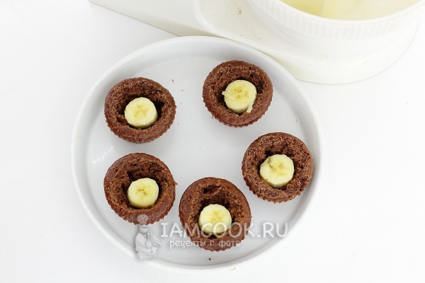 Положить в маффин кусочек банана